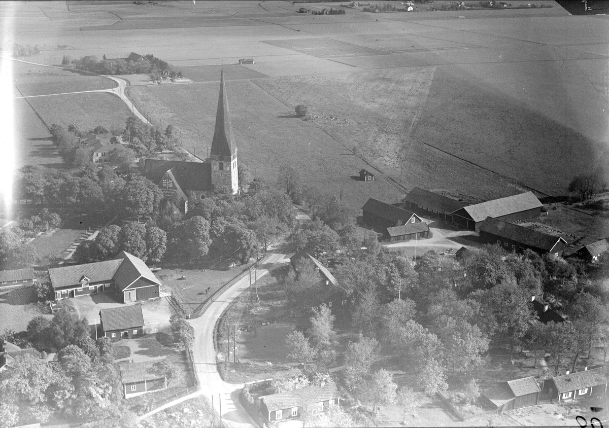 Flygfoto över Vaksala kyrka, Vaksala, Uppsala 1936 Upplandsmuseet
