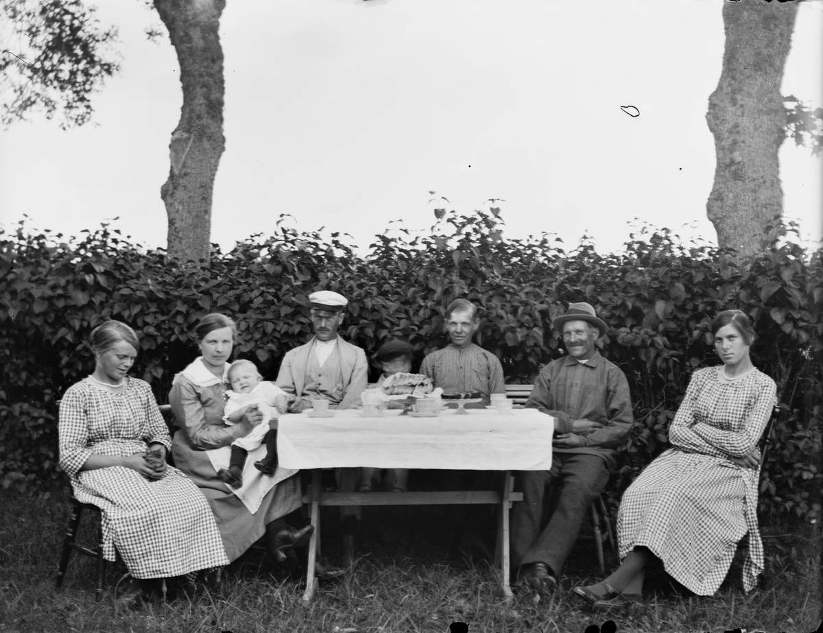 Oskar Lindberg med flera män, kvinnor och barn, Uppland