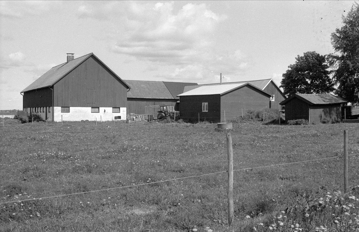 Ladugård och garage, Prästängen, Bälinge socken, Uppland 1983