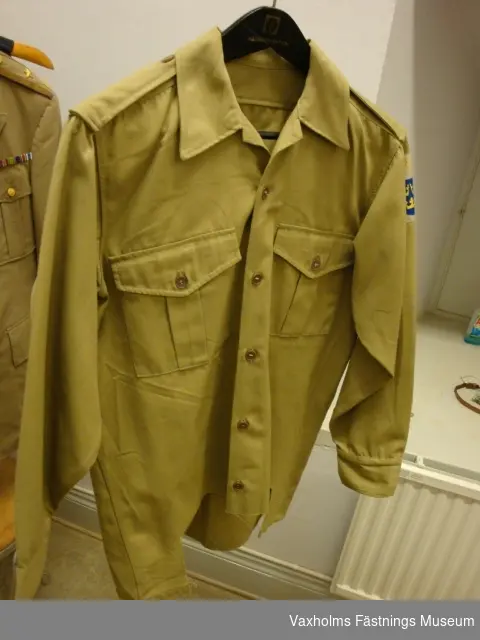 Vapenrock och skjorta m/61.