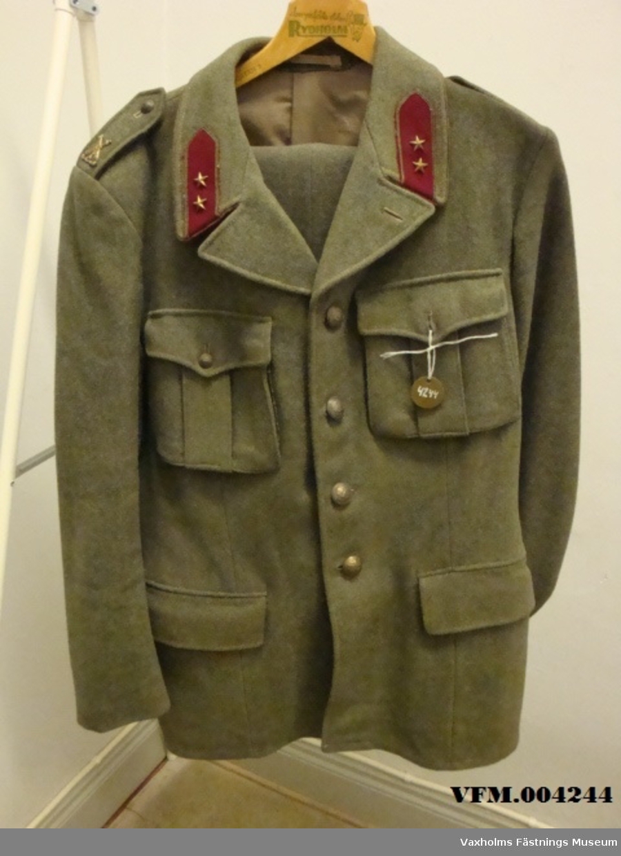 Fältuniform m/42 med löjtnants grad.