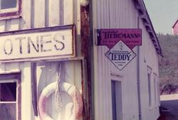 Skilt med reklame for Tiedemanns Teddy sigaretter på fasade.