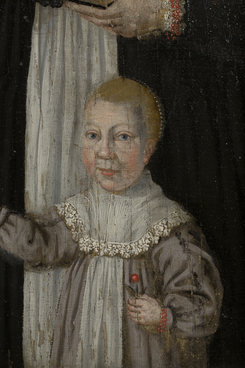 Fra katalogkort:
"Bildet ved innkomsten delvis dekket av sort maling. Behandlet i 1923 av malerikonservator G. Gotaas. Baksiden av platen har vært benyttet som hakkefjel. Rammen delvis fornyet og nå også oppmalt med sort limfarge. Bildet har opprinnelig vært innpasset i større dekorativ ramme. Ukj. opprinnelse og maler, likeså familie, må stamme fra tiden omkring 1650. Adam van Breen sies å ha oppholdt seg i Christiania 1629-42. (Østby: Norsk portretter). 
Sml. epitafium av viseadmiral Jørgen Bjørnsen m.fam. i Holmen k.
Sml. epitafium av Ole Torgersen, prest til Bjørnå, ca. 1637-79, med hustru og 8 barn; særlig pikene har stor likhet. (Roan k.).
Jfr. Grevenor: Norsk malerkunst, s. 175: Adam van Breen?
NF Årsberetning 1923-24."