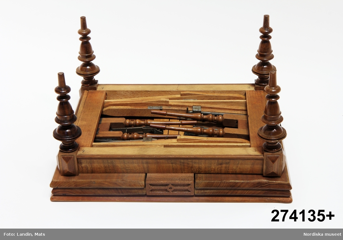 Matsalsbord, modell, omkring 1890, fanerat med valnöt. Svarvade ben. Fyra utdragbara skivor. Två par stödben fälls ut när man drar isär bordets två hälfter.
/Anna Arfvidsson Womack 2022