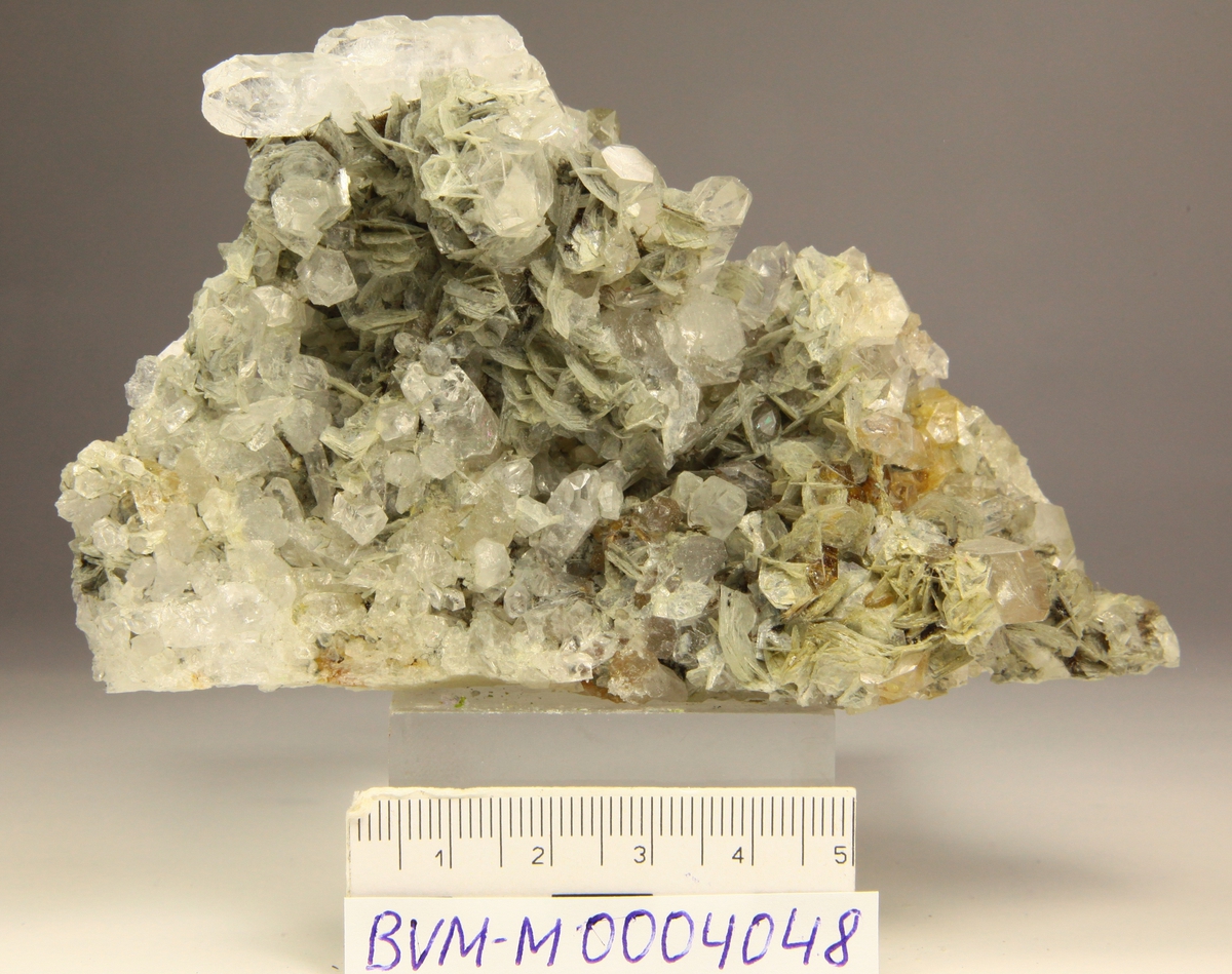 Prehnitt, muskovittlignende krystaller (pseudomorfose?), bergkrystall.