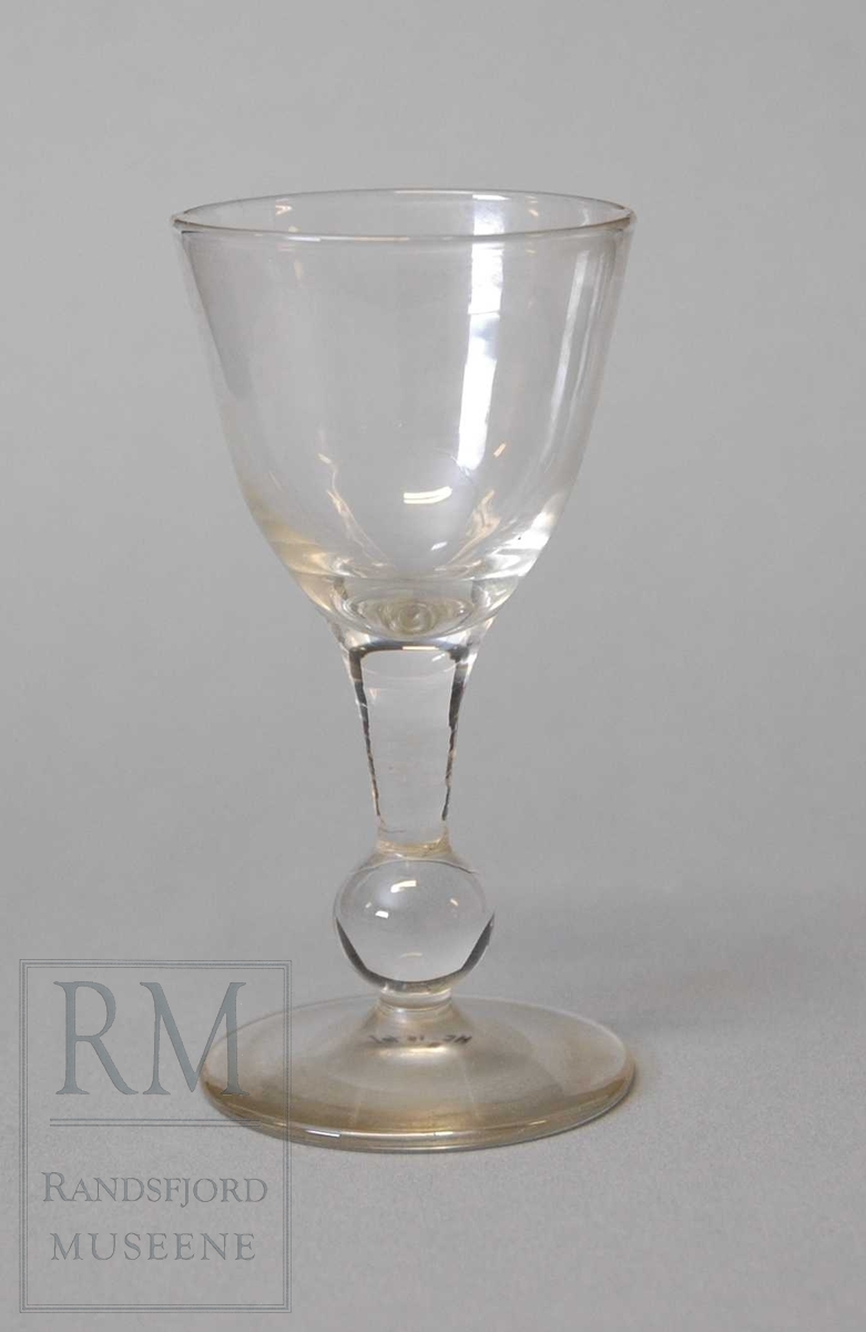 a: Rødvin b: Hetvin/likør. Prøveglass. Klokkeformet cupe. Kule lavt plassert på stett. (b) noe misfarving.