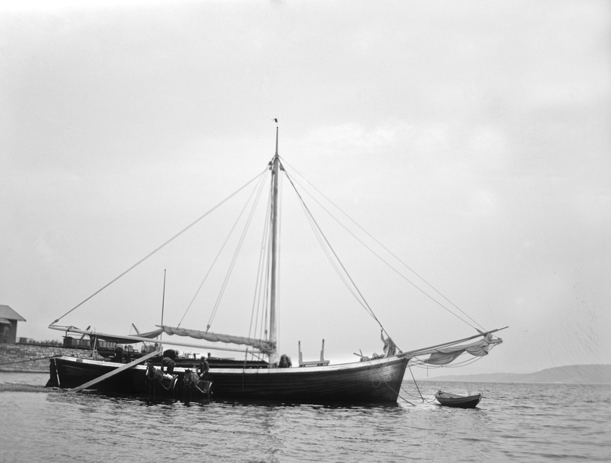 Hamar, Hamarbukta, mjøsbåt, mjøsjakten Wega, seiljakten Vega, fraktebåt med seil, lossing av teglstein fra Vormen Forende Teglverk, bygd for Thore Bjerke i Brumunddal rundt 1880,