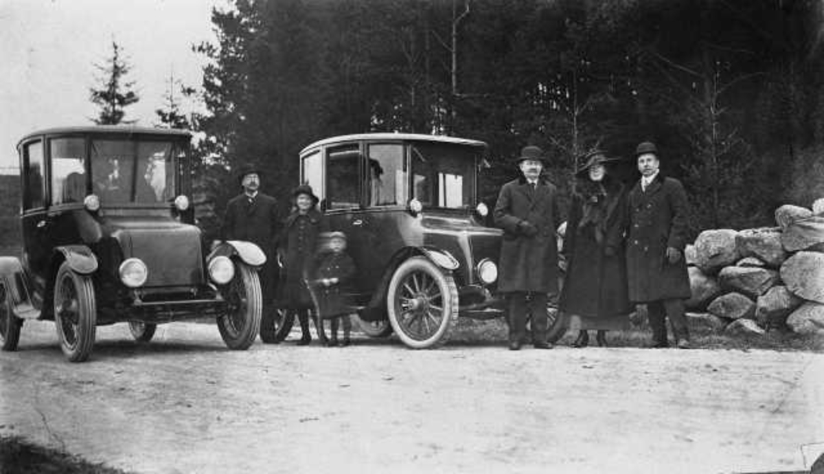 Utflukt til Åsedalen 1918 - Lars Øglænd, Randi?, Jakob J Øglænd, Marie Øglænd og L. Svendsen med biler
