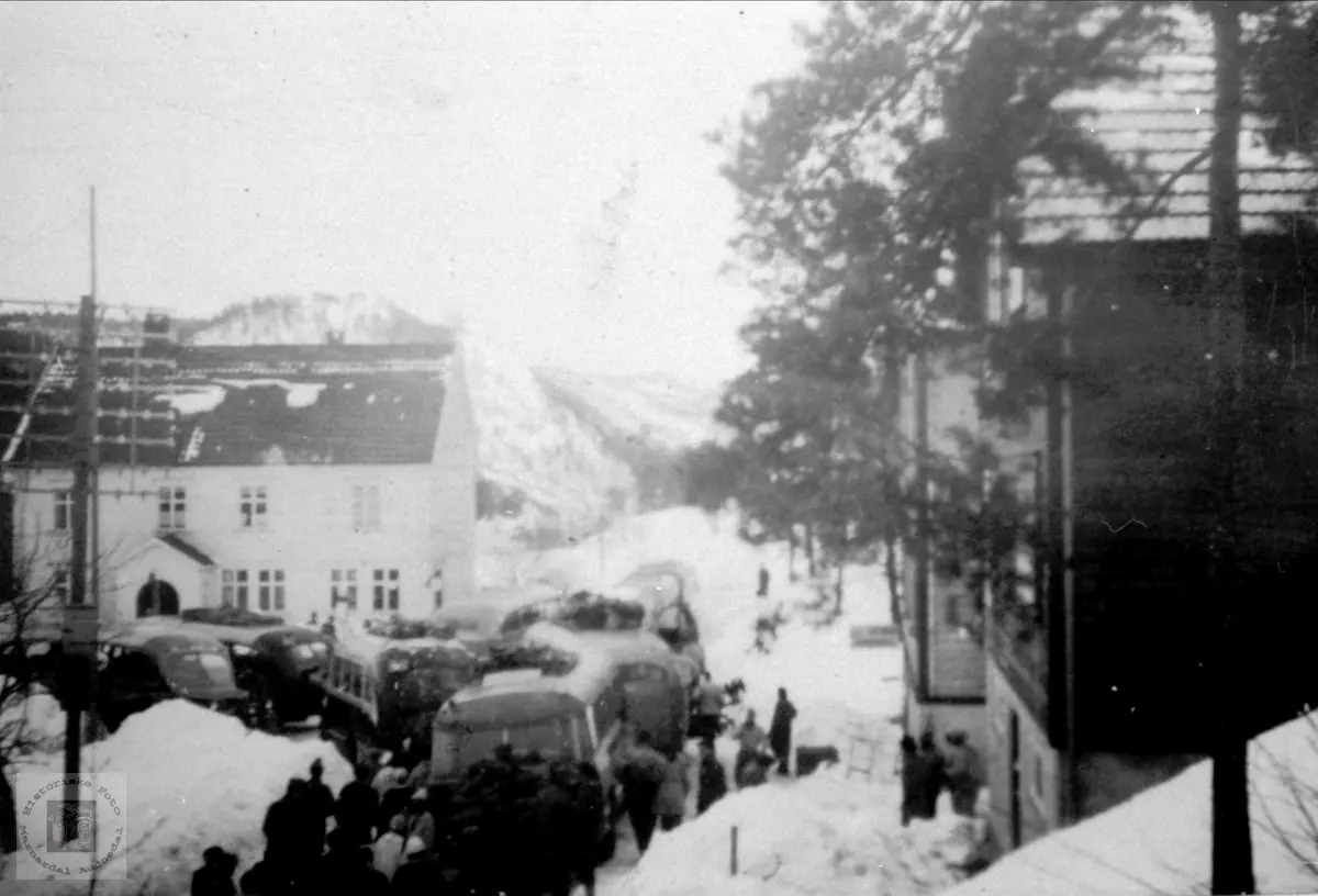 Stor trafikk i Bjelland sentrum.