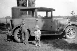 Tommy og Jimmy Haraldstad med automobilen til Gunleiv i USA