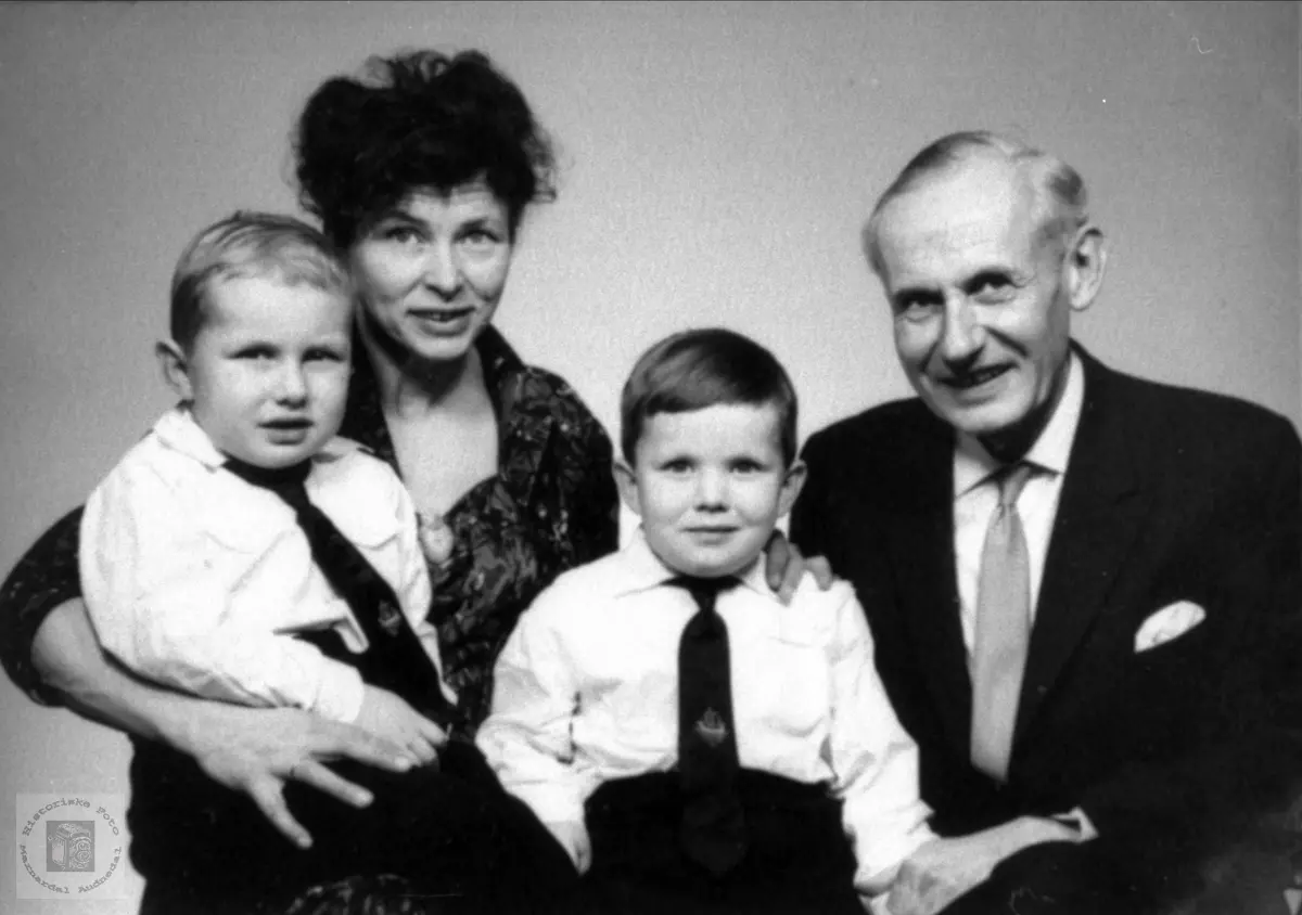 Portrett av familien Odd Ingeman og Kari Linge Tønnessen med barna Kristian og Tor.