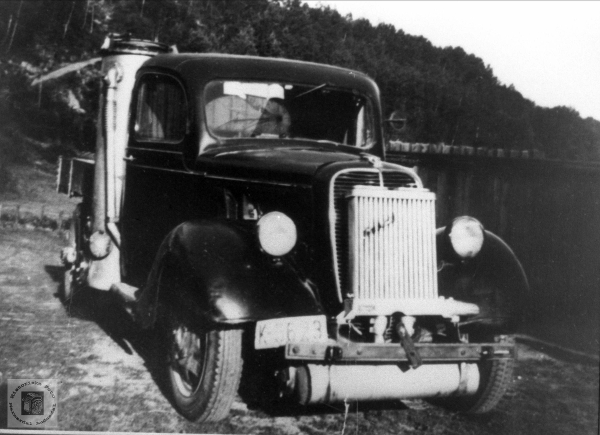 Lastebil med vedgassgenerator tilhørende Sverre Aasen, Øyslebø (Søgne)

Det er Ford, men årsmodell 1937. 1938-39 lastebil hadde en klart oval form på radiatorkappa/grillen. (ref.: Ivar E. Stav)