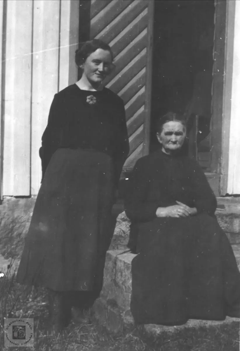 Portrett av mor og datter Tone Øyslebø og Berta Skjævesland, Øyslebø.