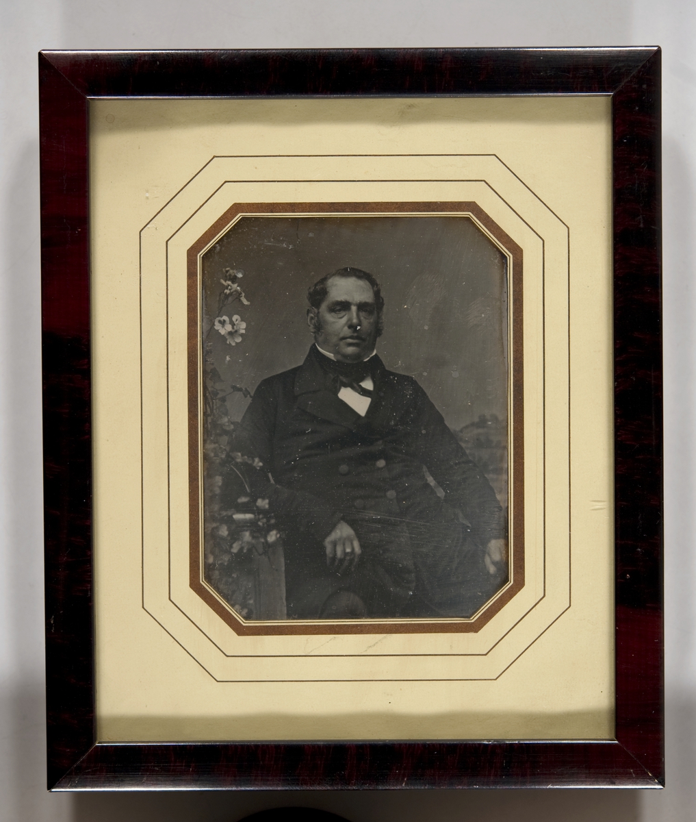 Portrett av sittende mann, knebilde.