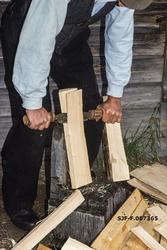 Ola Kolstad fra Nord-Odal i Hedmark skjærer eller kløver tak