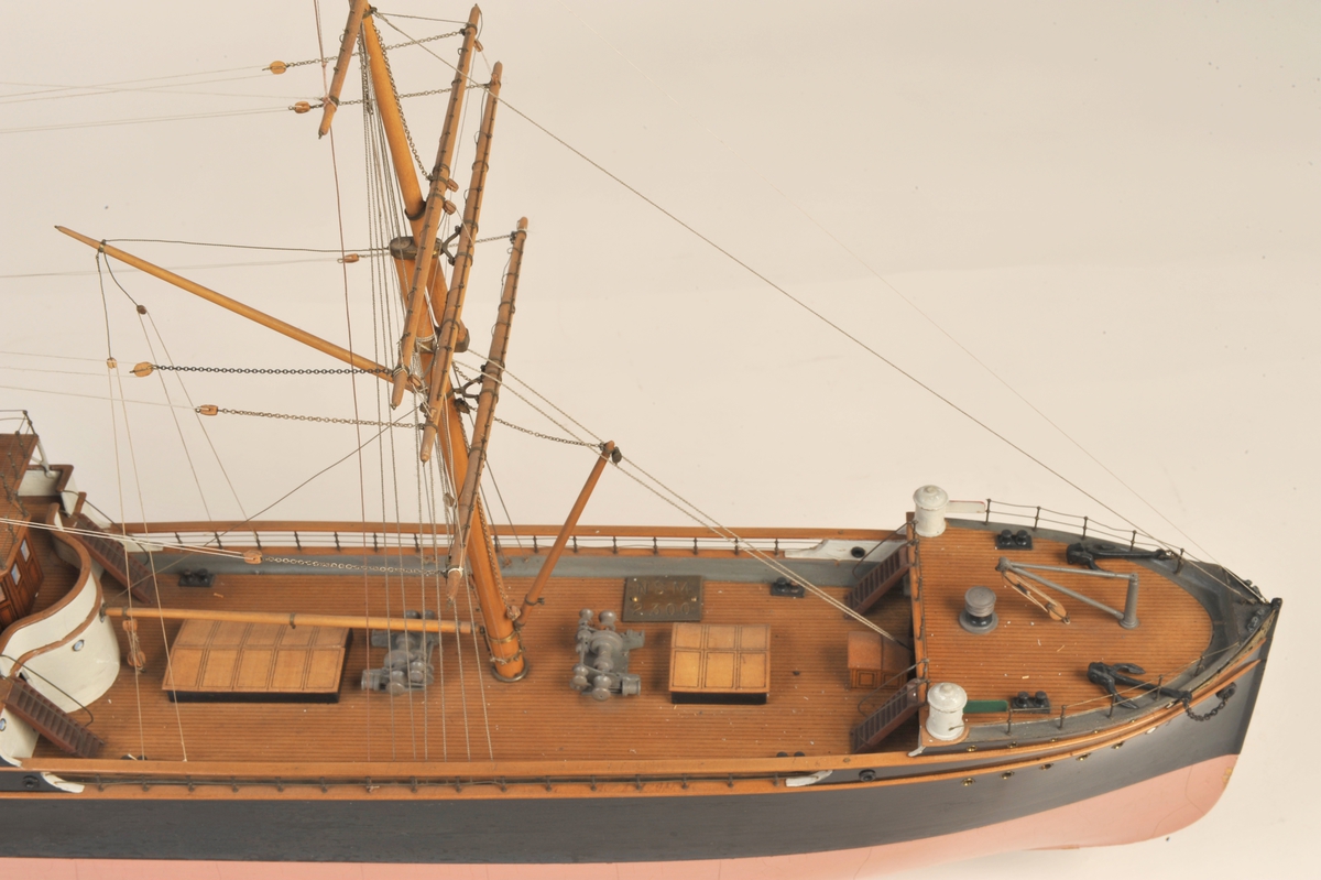 Dampskip med seilrigg, åpen bru midtskips. Modellen i skala 1:100. Utført av Femers Bremen.