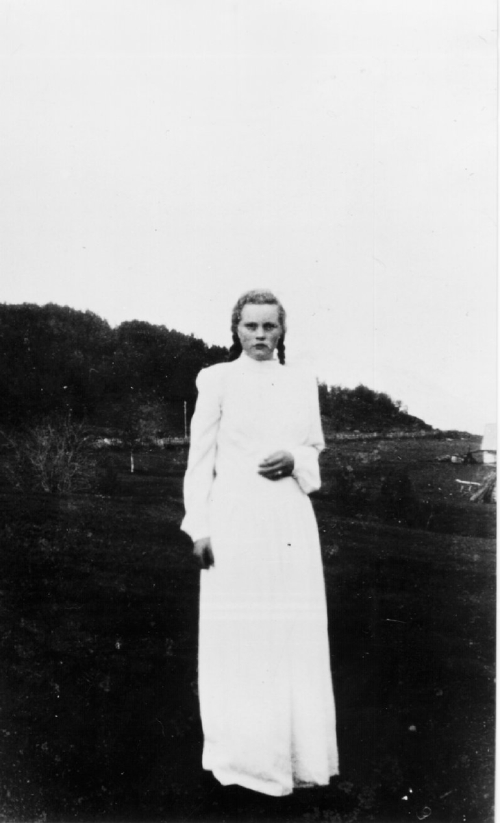 Ingebjørg Larsen, gift Haugen. Bakkeby, Lyngen, 1947.