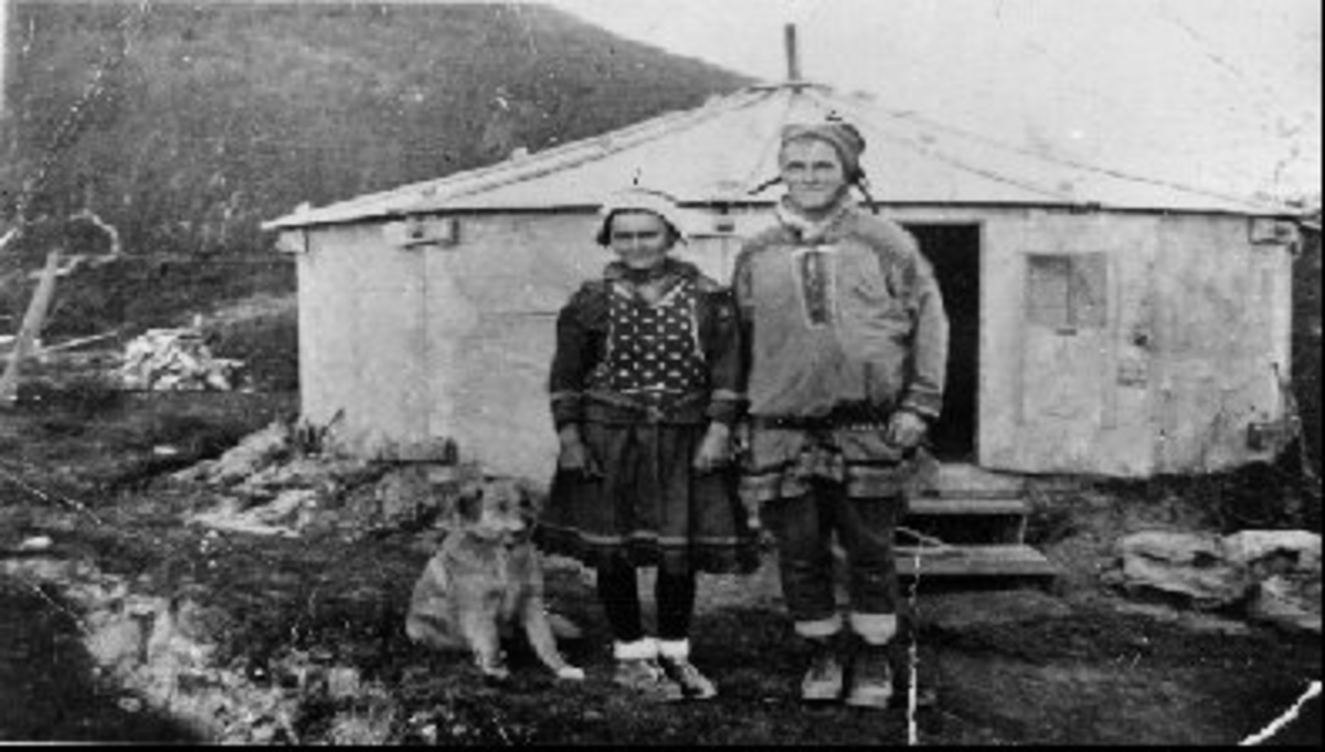 Anna Maria Hotti og Nils Logje utenfor sommerboligen og det første huset bygd i Sabetjohk etter andre verdenskrig, Birtavarre, Kåfjord.
