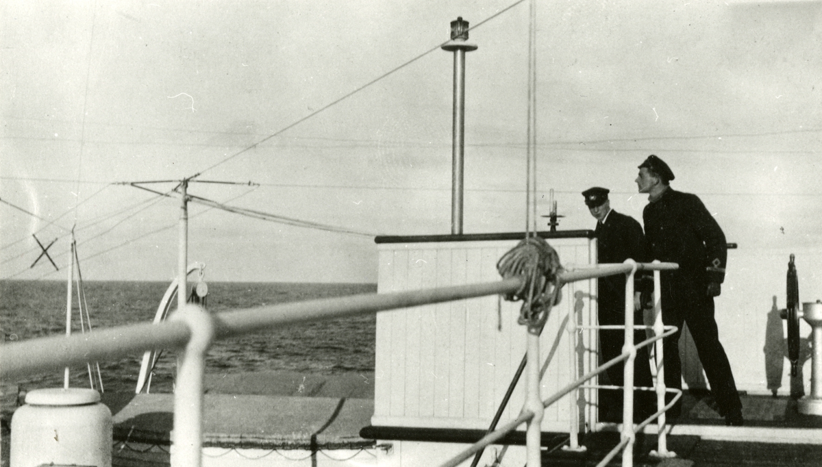 To offiserer på broen, D/S Bergensfjord (b.1913)