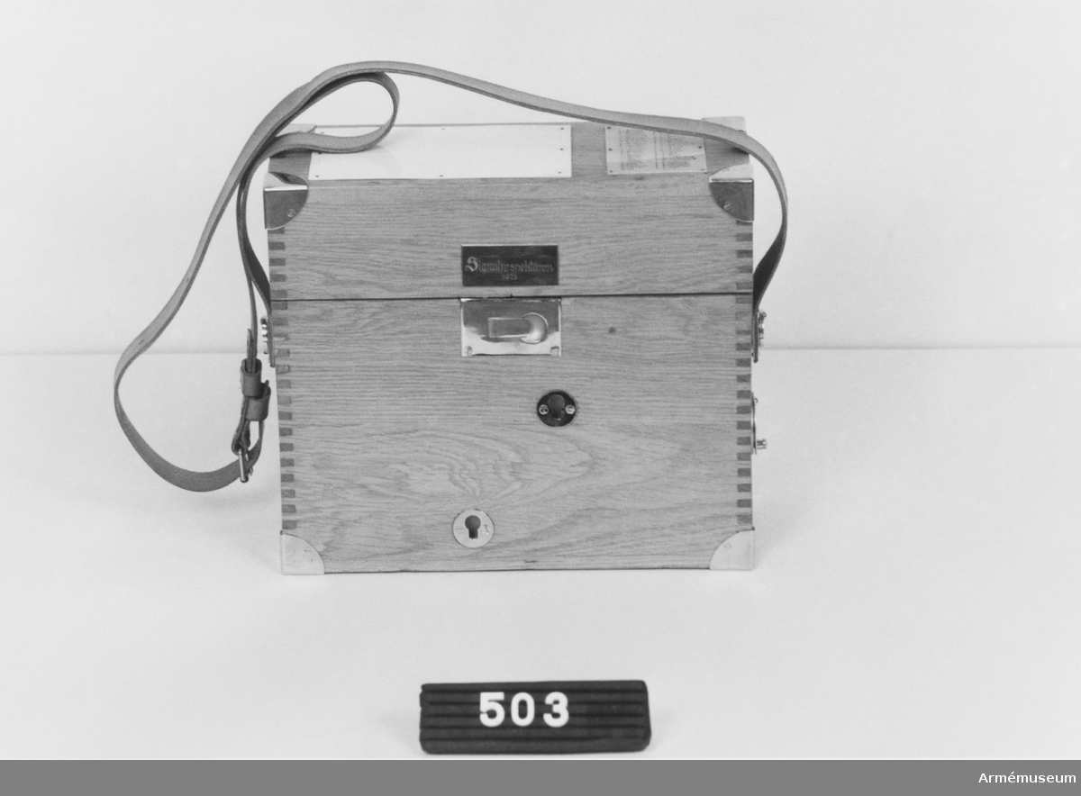 Telefonapparat, 1918-1945, finsk.
Tillverkad i Estland på 1920-talet. Gåva till signalinspektören 1973 av finske översten Penti Myyrylhäinen.