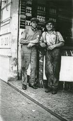 To menn drikker øl i Havana. Apprentice Stensby (t. v.) og l