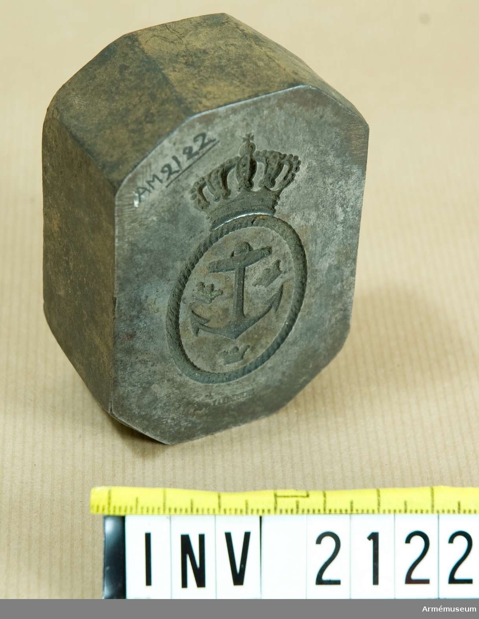Krönt ankare med tre kronor omgivet av en repram. Oval form. Signerad "J.A.Lindberg".

Samhörande nr är 1677-1699, 1800-1899, 2100-2123.