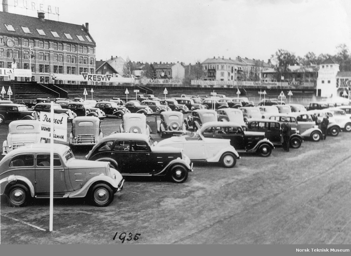 Bilutstillingen i på Frogner stadion i 1935. I forgrunnen er det Peugeot biler