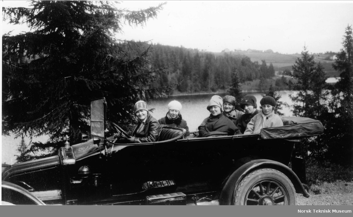 Seks kvinner på biltur, omkring 1925