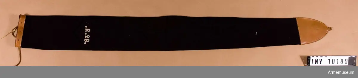Grupp B.

Fodral av svart kläde med skinnskodd spets och dragsko, med rem av läder. 2 fickor för kravatt och spets. Inskription "R. 2 B." med vitt. Liten ring i spetsen.