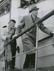 Direktør Aamundsen på vei ombord på passasjer- og lasteskipe