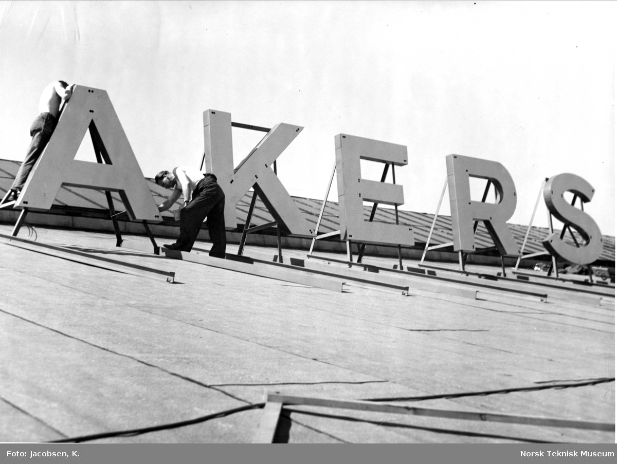 Montering av lysreklame på taket av dieselmotorverkstedet til Akers mek. Verksted, Pipervika 1949. 