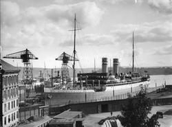 Akers mek. Verksted, oversiktsbilde, Bergensfjord i tørrdokk