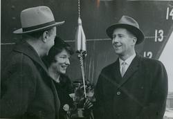 Gudmoren fru Randi Bratteli og to menn på tribunen før dåp o