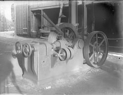 Industrimaskin antageligvis til bearbeiding av metall, utenf