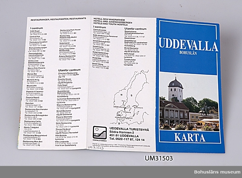 Karta tryckt över Uddevalla kommun; Kommunkarta Uddevalla Bohuslän.

Föremålet har använts av familjen Abrahamson i deras sommarstuga i Sundsandvik, byggd 1939.
För ytterligare upplysningar om förvärvet, se UM031385.