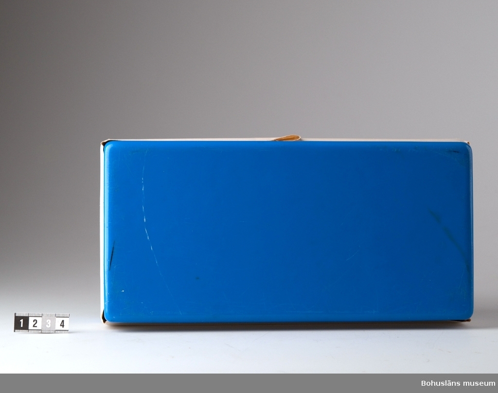 rektangulär låda av blå plast innehållande nödsignaler.
Påklistrad etiett med texten:
nödsignaler
DISTREEE SIGNALS
DYK & FLOTTSERVICE
SKANDIA