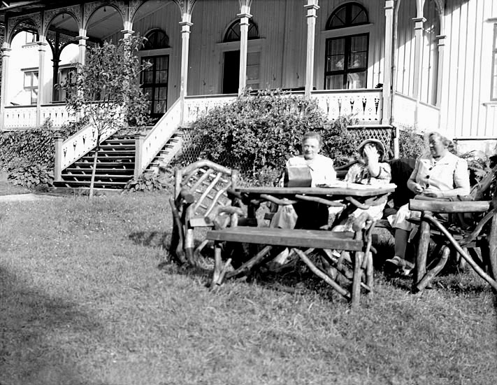 Vid societetssalongen på Gustafsberg, Uddevalla, i slutet av 1930-talet. "Hertas och Esters besök, 1939."