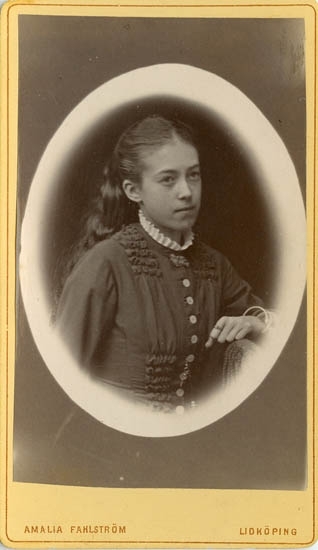 Text på kortets baksida: "Fröken Helny omkr.1880".