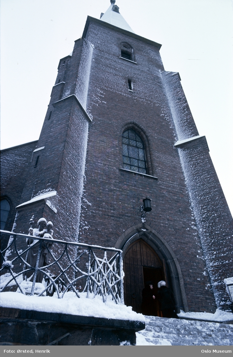 St. Olav Domkirke, skulptur, snø