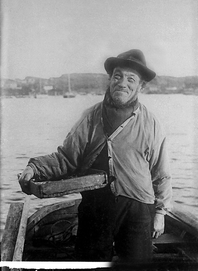 Lars Johansson i sin segeljulle vid Marstrandsöns brygga ca år 1915
