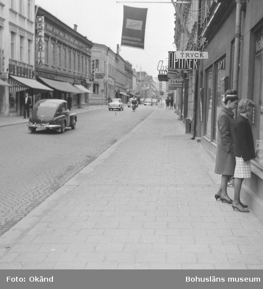 Text till bilden: "Två av Friedrich döttrar i Uddevalla, våren 1963".