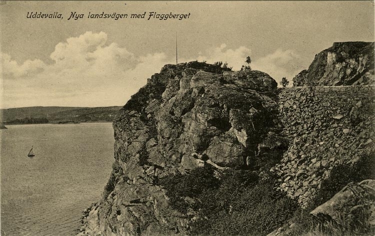 Tryckt text på vykortets framsida: "Uddevalla, Nya landsvägen med Flaggberget "