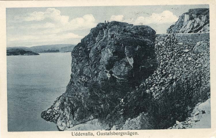 Tryckt text på vykortets framsida: "Uddevalla, Gustafsbergsvägen."