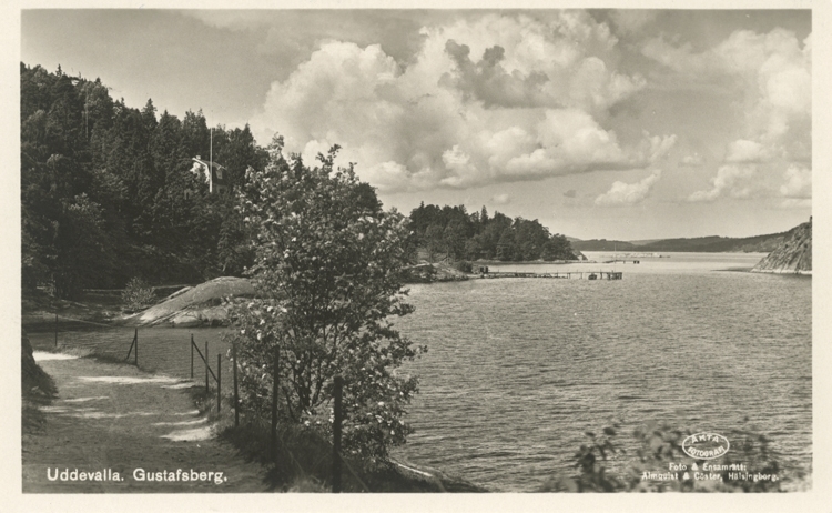 Tryckt text på vykortets framsida: "Uddevalla. Gustafsberg."
