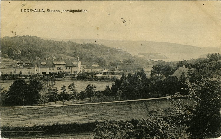 Tryckt text på vykortets framsida: "Uddevalla, Statens järnvägsstation."