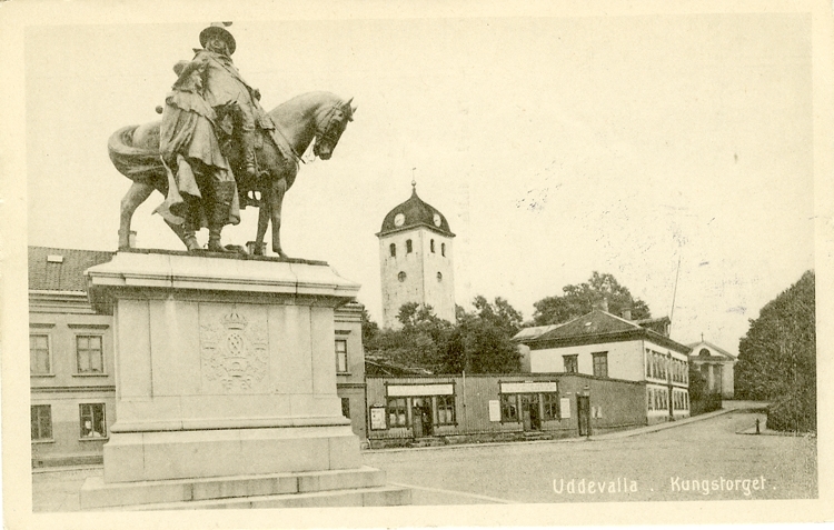 Tryckt text på vykortets framsida: "Uddevalla. Kungstorget."