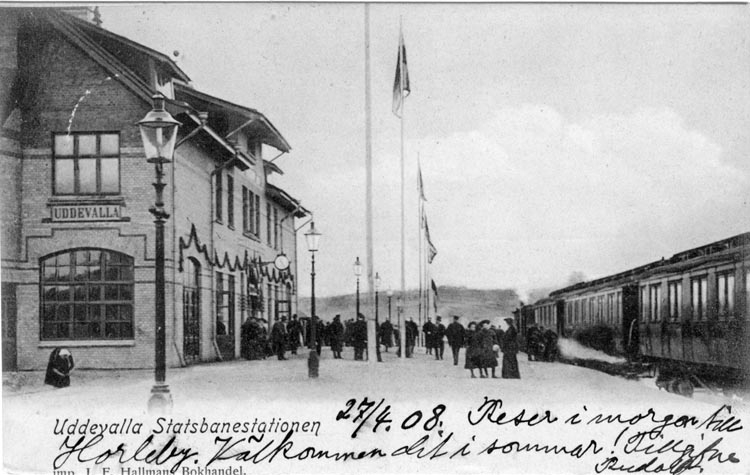 Tryckt text på vykortets framsida: "Uddevalla Statsbanestationen."

