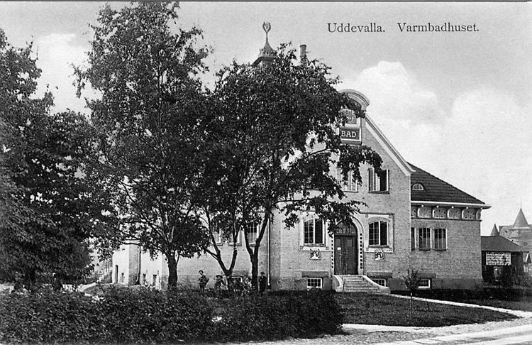 Tryckt text på vykortets framsida: "Uddevalla. Varmbadhuset." 
