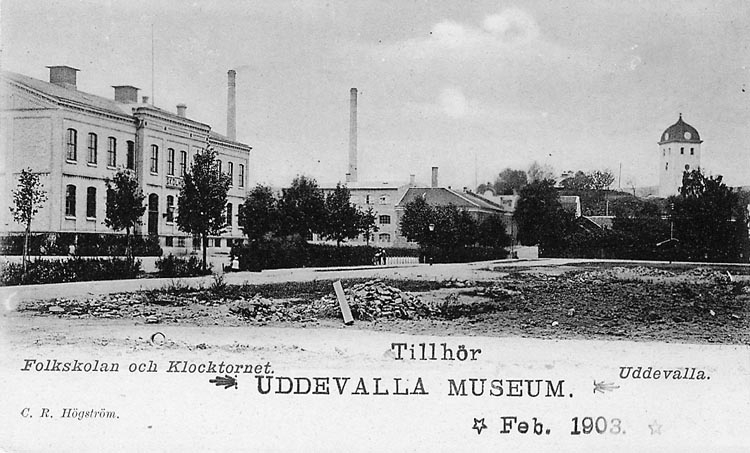 Tryckt text på vykortets framsida: "Folkskolan och Klocktornet. Uddevalla".