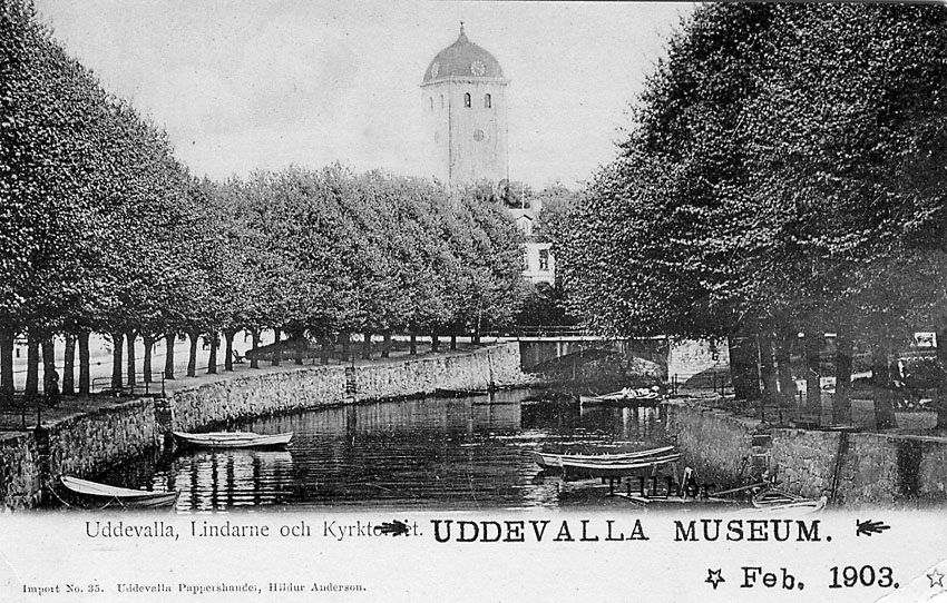 Tryckt text på vykortets framsida: "Uddevalla Lindarne och Kyrktornet".